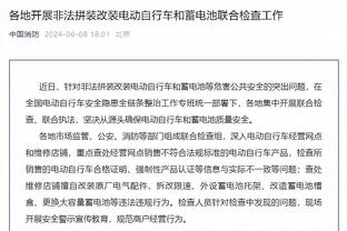 不愧是我看上的！滕哈赫赛后拥抱霍伊伦，将后者的头揽进胸口